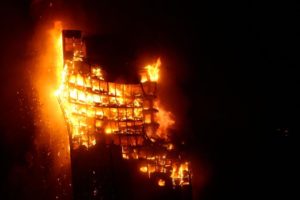 LLAMAS A LAS 03:00 DE LA MADRUGADA CUANDO SE DERRUMBAN LAS PLANTAS SUPERIORES DEL EDIFICIO. Incendio en el edificio Windsor que se inició a las 23:20 en la planta vigésimo primera del inmueble, sin que se concozca víctima alguna. Siete horas después de que se iniciara el siniestro, se habían producido tres derrumbes parciales, que afectaban a las fachadas de las plantas más elevadas del edificio, que tiene un total de 31 alturas, 25 de ellas de oficinas. Horizontal